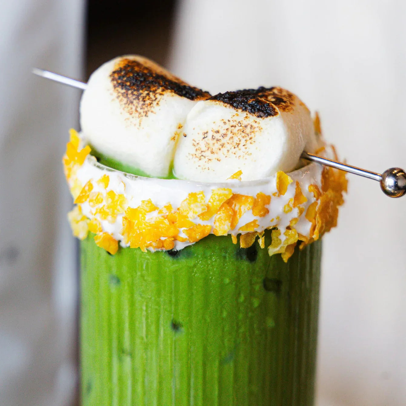 Latte macchiato al matcha, cocco e marshmallow tostati